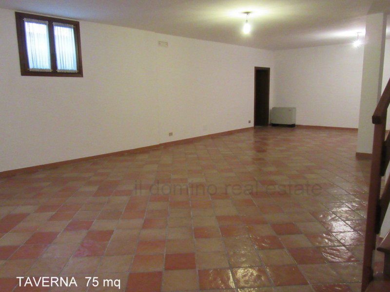 Nella tranquilla zona di San Domenico a Selvazzano Dentro, splendida bifamiliare di 350 mq di spa...