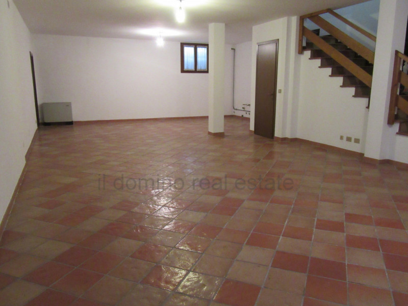 Nella tranquilla zona di San Domenico a Selvazzano Dentro, splendida bifamiliare di 350 mq di spa...