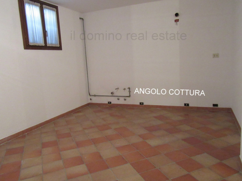 Nella tranquilla zona di San Domenico a Selvazzano Dentro, splendida bifamiliare di 350 mq di spa...