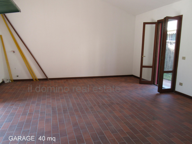 Nella tranquilla zona di San Domenico a Selvazzano Dentro, splendida bifamiliare di 350 mq di spa...