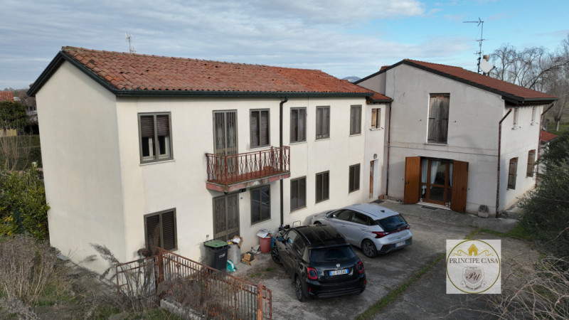 Comoda al centro di Carceri proponiamo in vendita soluzione a schiera su due livelli da ristruttu...