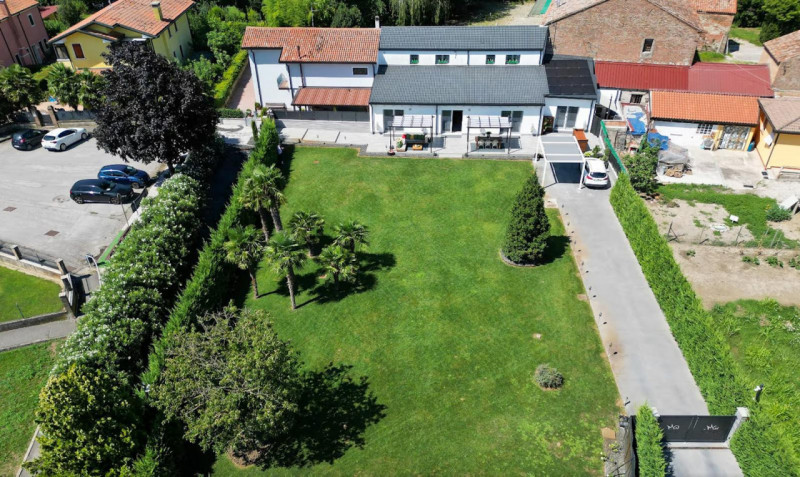 (Per INFO Vittorio 3517343301) Esplora la raffinatezza di questa esclusiva villa, inserita in una...