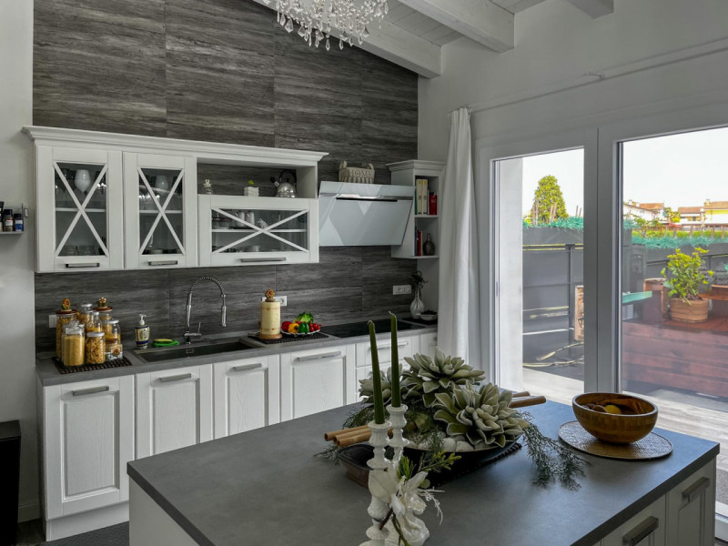 (Per INFO Vittorio 3517343301) Esplora la raffinatezza di questa esclusiva villa, inserita in una...