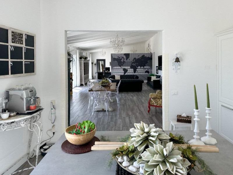 (Per INFO Vittorio 3517343301) Esplora la raffinatezza di questa esclusiva villa, inserita in una...