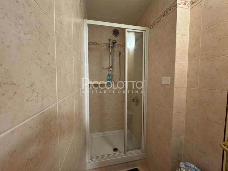 Rif. V5276 - Borca di Cadore, a 20 minuti da Cortina d'Ampezzo, villetta singola in pietra in una...