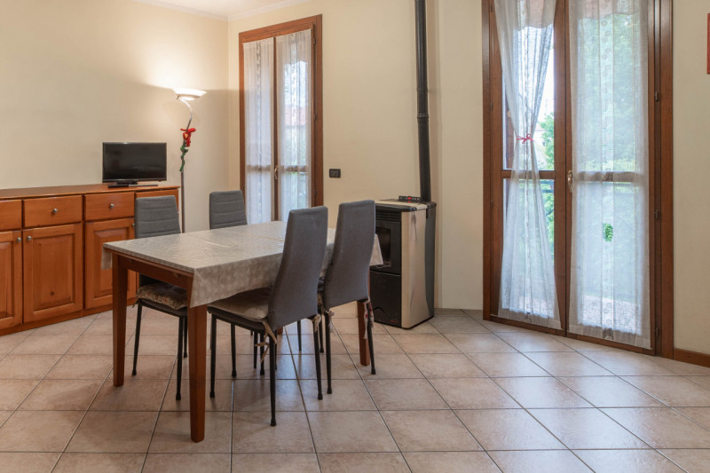 CAMPAGNA LUPIA - Appartamento ubicato in quartiere tranquillo a circa 1 km dal centro del paese e...
