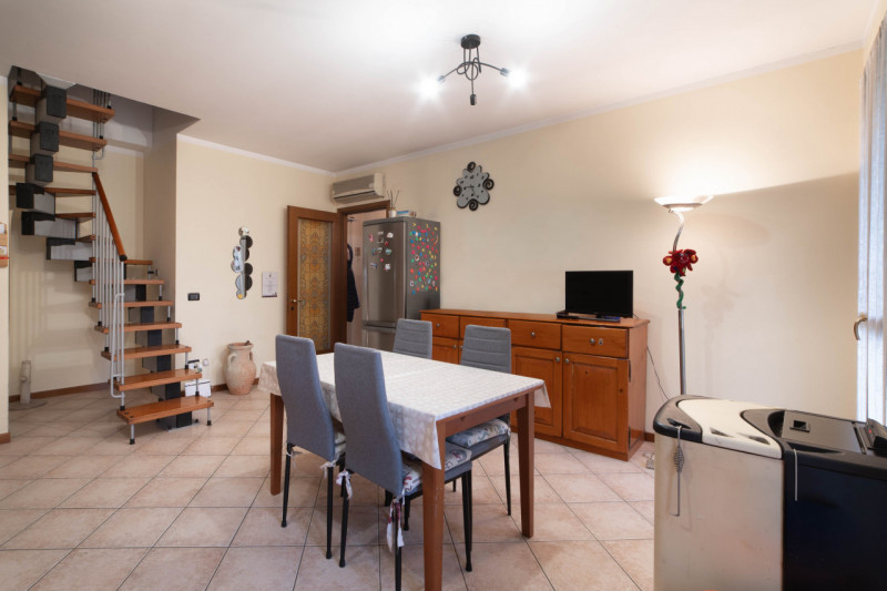 CAMPAGNA LUPIA - Appartamento ubicato in quartiere tranquillo a circa 1 km dal centro del paese e...
