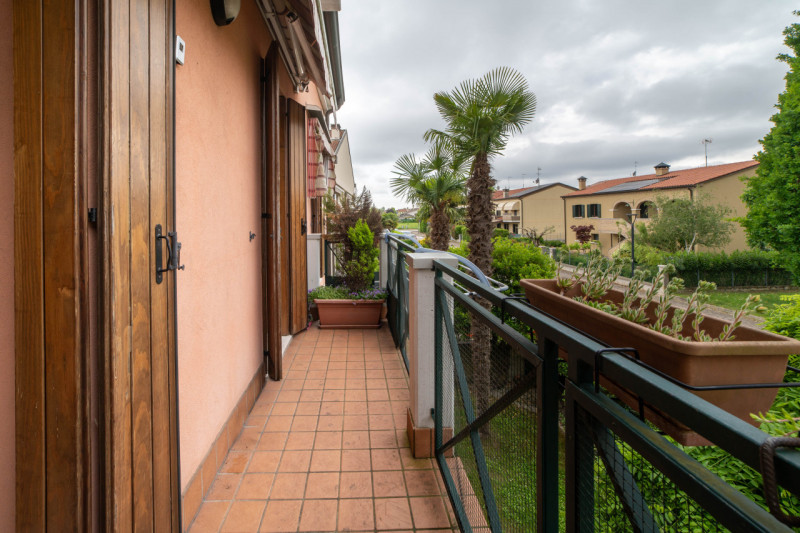 CAMPAGNA LUPIA - Appartamento ubicato in quartiere tranquillo a circa 1 km dal centro del paese e...