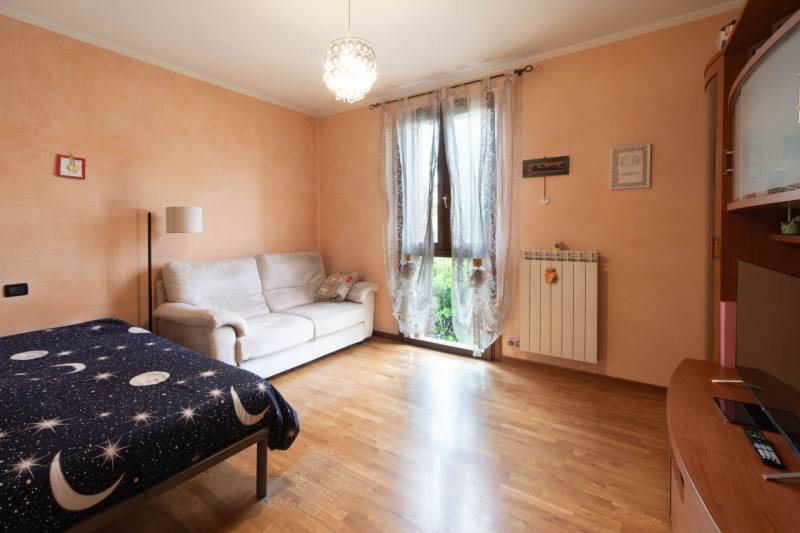 CAMPAGNA LUPIA - Appartamento ubicato in quartiere tranquillo a circa 1 km dal centro del paese e...