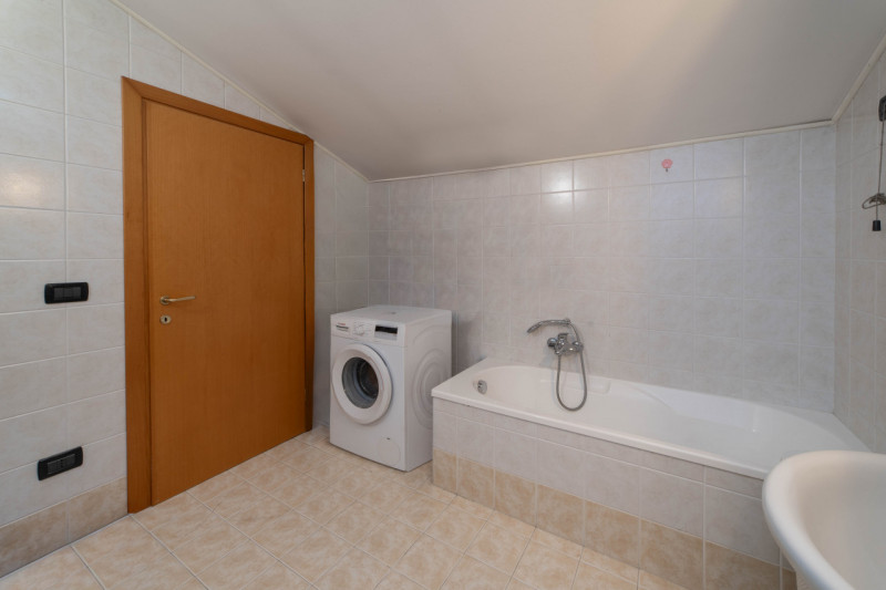 CAMPAGNA LUPIA - Appartamento ubicato in quartiere tranquillo a circa 1 km dal centro del paese e...