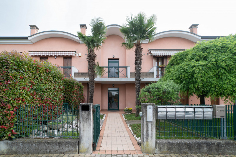 CAMPAGNA LUPIA - Appartamento ubicato in quartiere tranquillo a circa 1 km dal centro del paese e...