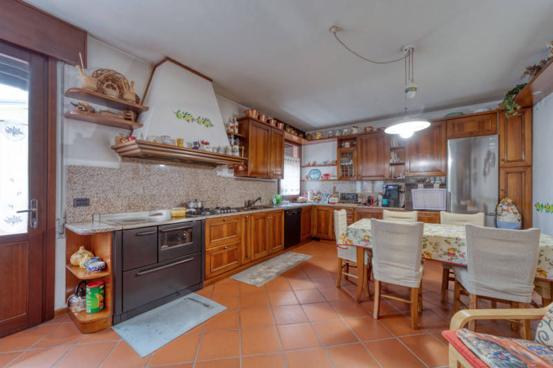 Nel comune di SACCOLONGO: proponiamo porzione di bifamiliare caratterizzata dalle generose metrat...