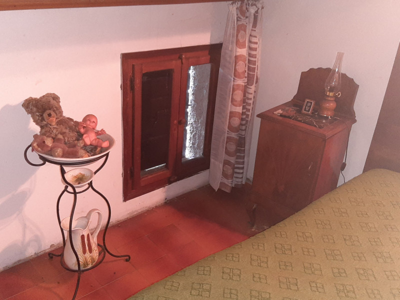 Proponiamo in vendita un'imponente porzione di barchessa risalente al 1400, situata nel suggestiv...