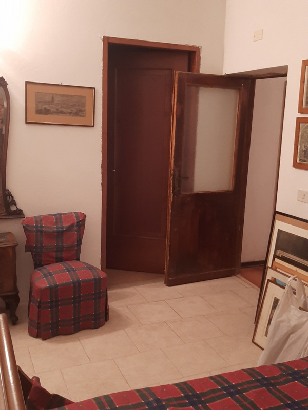 Proponiamo in vendita un'imponente porzione di barchessa risalente al 1400, situata nel suggestiv...