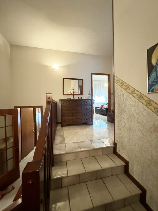 COMPOSIZIONE:
Villetta singola, sviluppata al piano primo: ingresso principale con ampia zona gio...