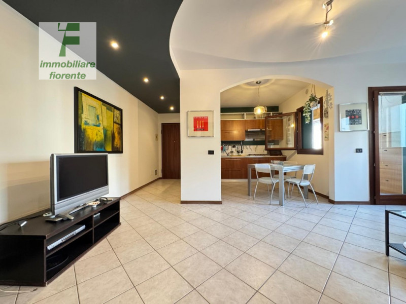 CENTRALISSIMO...COMODISSIMO AI SERVIZI A PIEDI....SU SCALA DI 8 UNITA'...DOTATO DI ASCENSORE...LI...