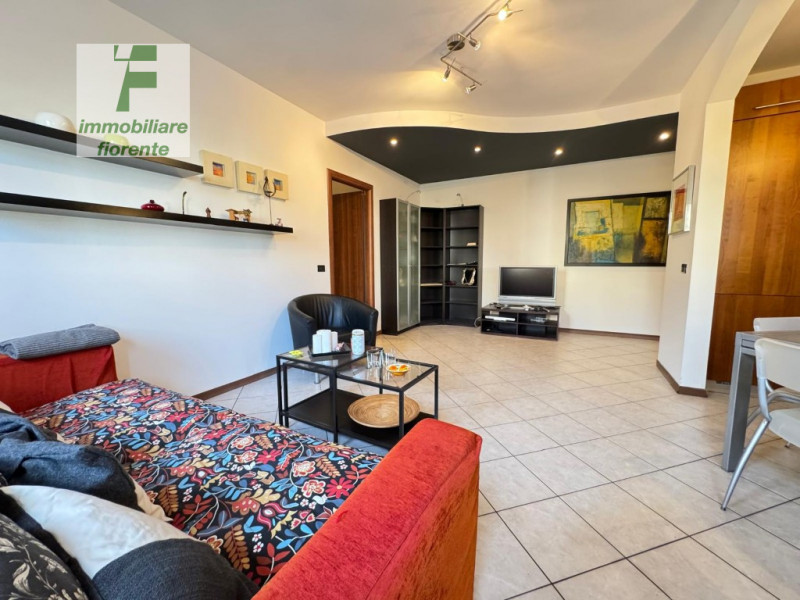 CENTRALISSIMO...COMODISSIMO AI SERVIZI A PIEDI....SU SCALA DI 8 UNITA'...DOTATO DI ASCENSORE...LI...