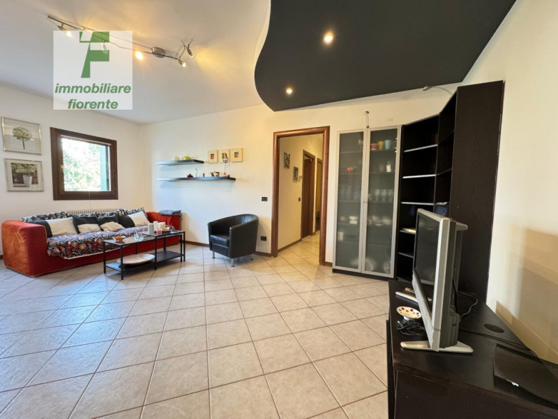 CENTRALISSIMO...COMODISSIMO AI SERVIZI A PIEDI....SU SCALA DI 8 UNITA'...DOTATO DI ASCENSORE...LI...