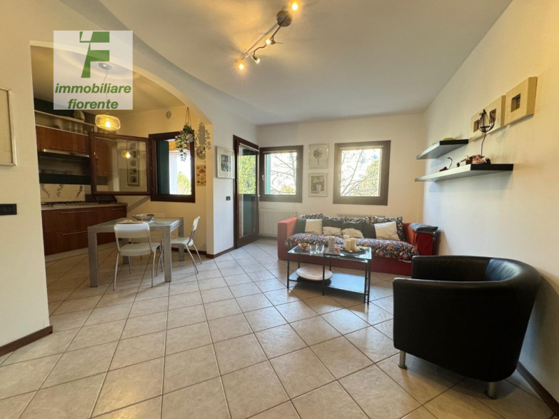 CENTRALISSIMO...COMODISSIMO AI SERVIZI A PIEDI....SU SCALA DI 8 UNITA'...DOTATO DI ASCENSORE...LI...