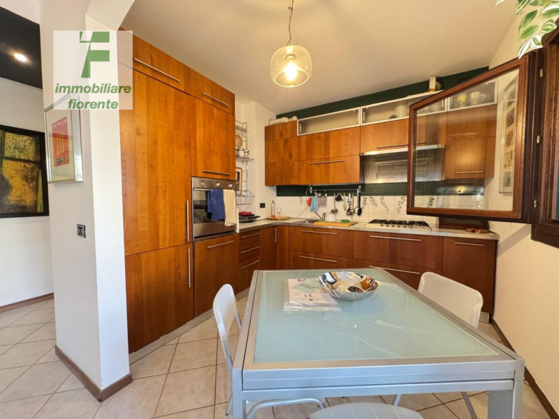 CENTRALISSIMO...COMODISSIMO AI SERVIZI A PIEDI....SU SCALA DI 8 UNITA'...DOTATO DI ASCENSORE...LI...