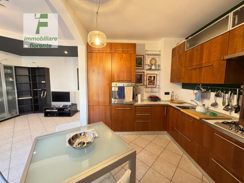 CENTRALISSIMO...COMODISSIMO AI SERVIZI A PIEDI....SU SCALA DI 8 UNITA'...DOTATO DI ASCENSORE...LI...