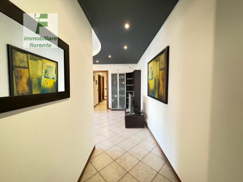 CENTRALISSIMO...COMODISSIMO AI SERVIZI A PIEDI....SU SCALA DI 8 UNITA'...DOTATO DI ASCENSORE...LI...