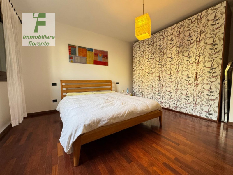 CENTRALISSIMO...COMODISSIMO AI SERVIZI A PIEDI....SU SCALA DI 8 UNITA'...DOTATO DI ASCENSORE...LI...