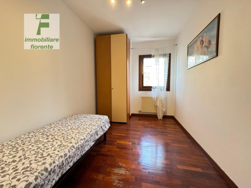 CENTRALISSIMO...COMODISSIMO AI SERVIZI A PIEDI....SU SCALA DI 8 UNITA'...DOTATO DI ASCENSORE...LI...