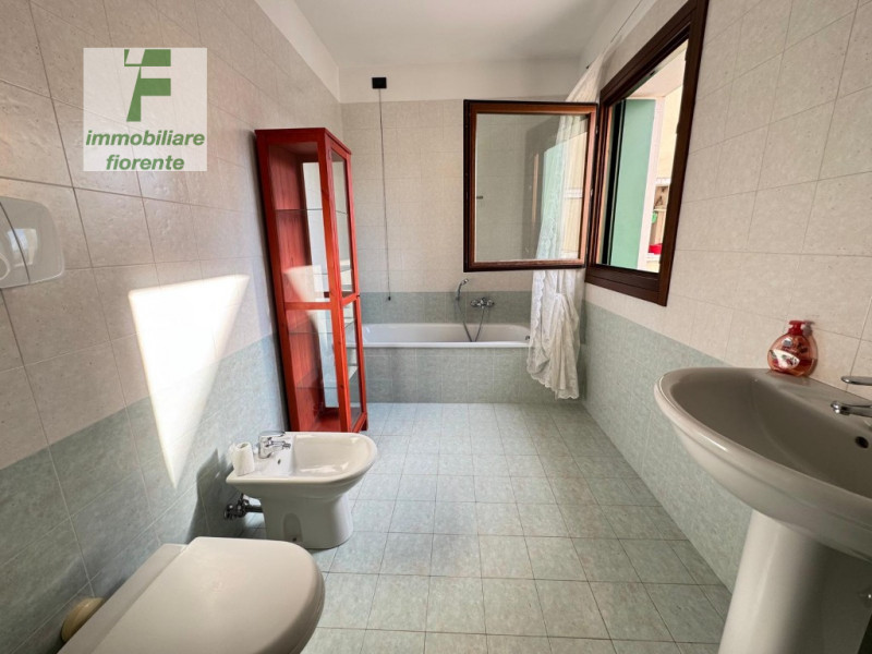 CENTRALISSIMO...COMODISSIMO AI SERVIZI A PIEDI....SU SCALA DI 8 UNITA'...DOTATO DI ASCENSORE...LI...