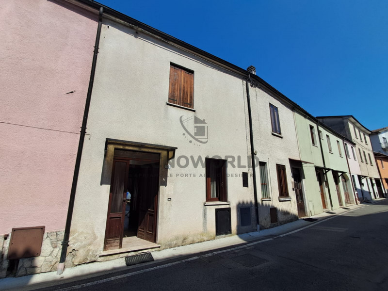 Scopri questa particolare casa a schiera centrale situata nella zona storica di San Vito di Leguz...