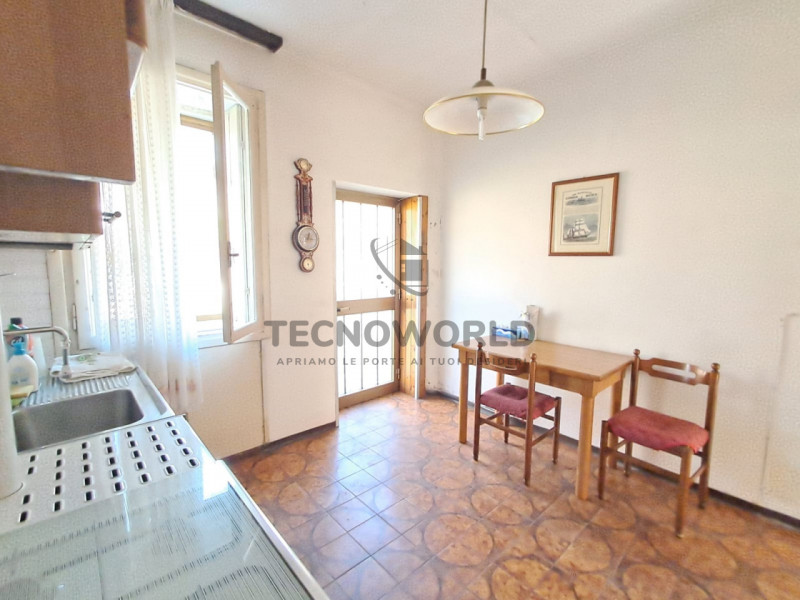 Scopri questa particolare casa a schiera centrale situata nella zona storica di San Vito di Leguz...