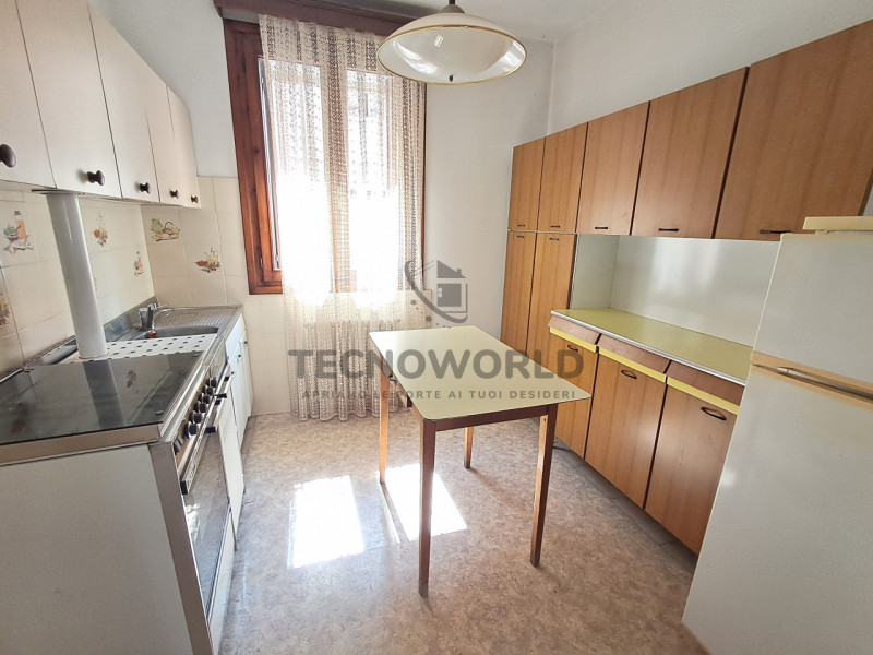 Scopri questa particolare casa a schiera centrale situata nella zona storica di San Vito di Leguz...