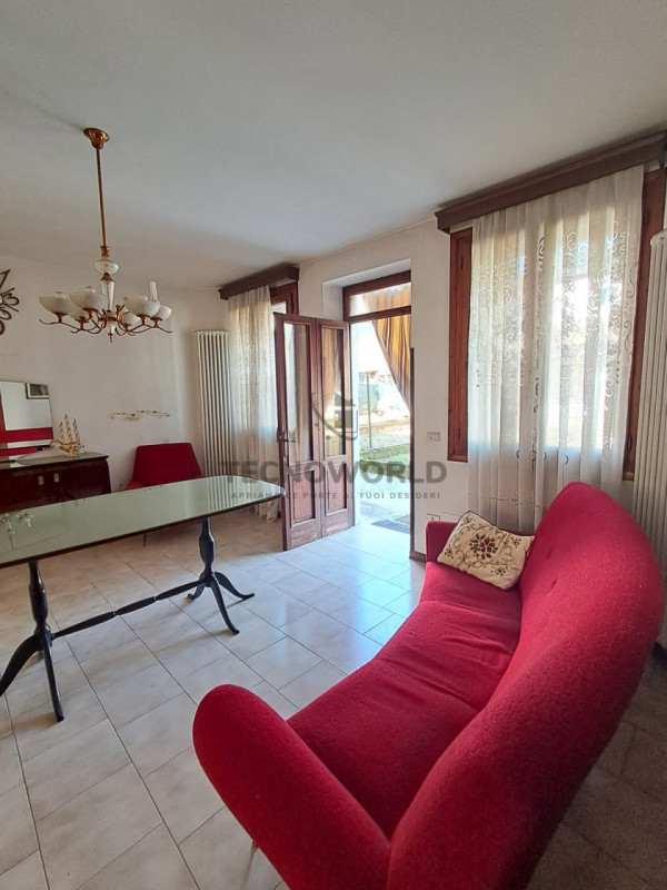 Scopri questa particolare casa a schiera centrale situata nella zona storica di San Vito di Leguz...