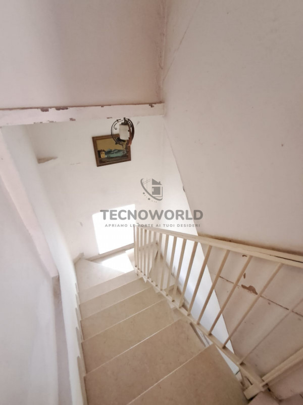 Scopri questa particolare casa a schiera centrale situata nella zona storica di San Vito di Leguz...