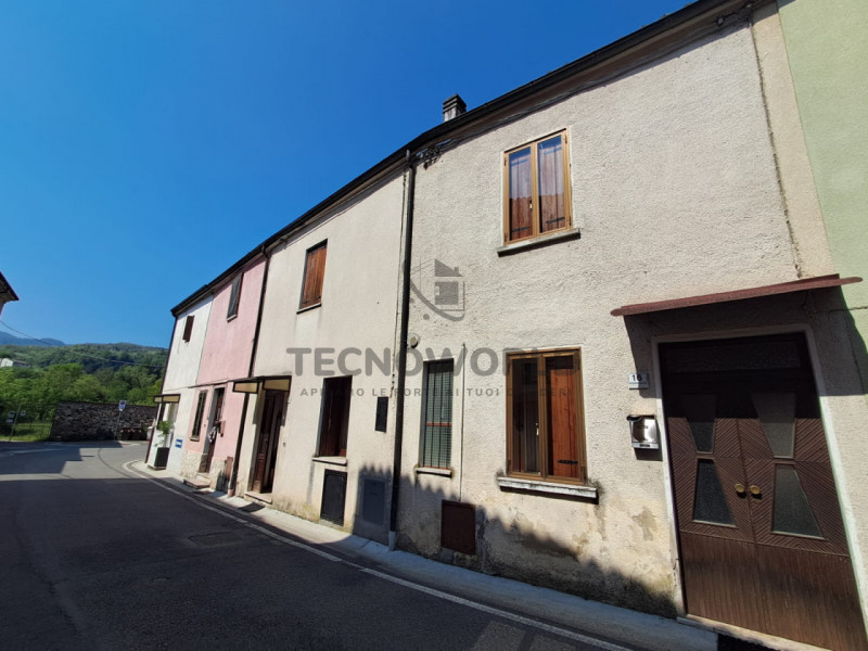 Scopri questa particolare casa a schiera centrale situata nella zona storica di San Vito di Leguz...