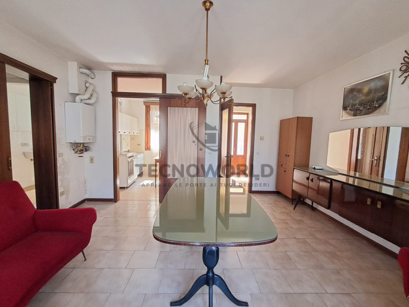 Scopri questa particolare casa a schiera centrale situata nella zona storica di San Vito di Leguz...