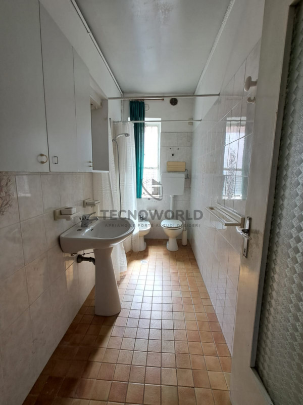 Scopri questa particolare casa a schiera centrale situata nella zona storica di San Vito di Leguz...