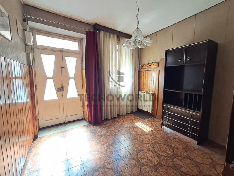 Scopri questa particolare casa a schiera centrale situata nella zona storica di San Vito di Leguz...