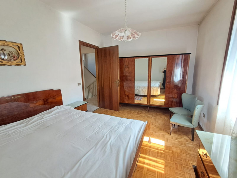 Scopri questa particolare casa a schiera centrale situata nella zona storica di San Vito di Leguz...