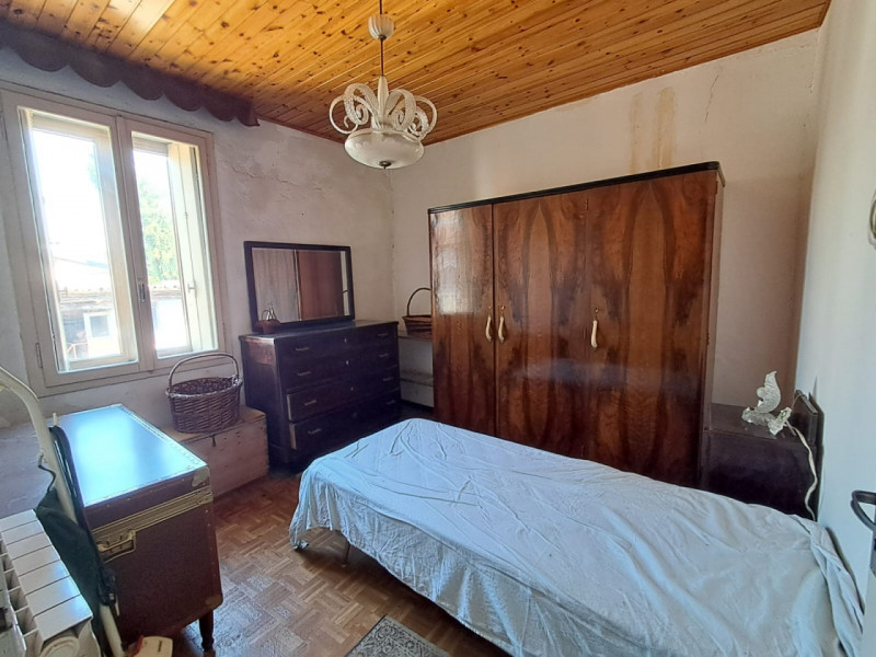 Scopri questa particolare casa a schiera centrale situata nella zona storica di San Vito di Leguz...