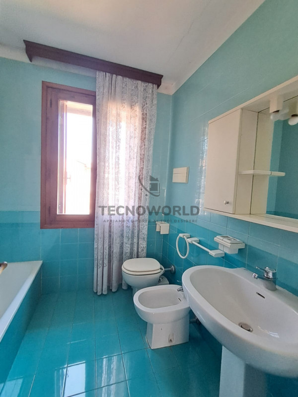 Scopri questa particolare casa a schiera centrale situata nella zona storica di San Vito di Leguz...