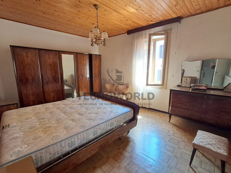 Scopri questa particolare casa a schiera centrale situata nella zona storica di San Vito di Leguz...