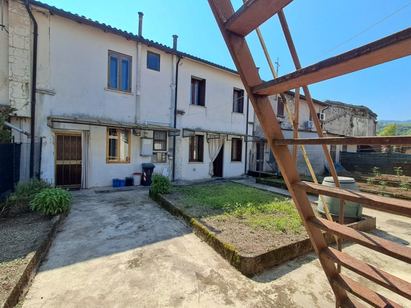 Scopri questa particolare casa a schiera centrale situata nella zona storica di San Vito di Leguz...