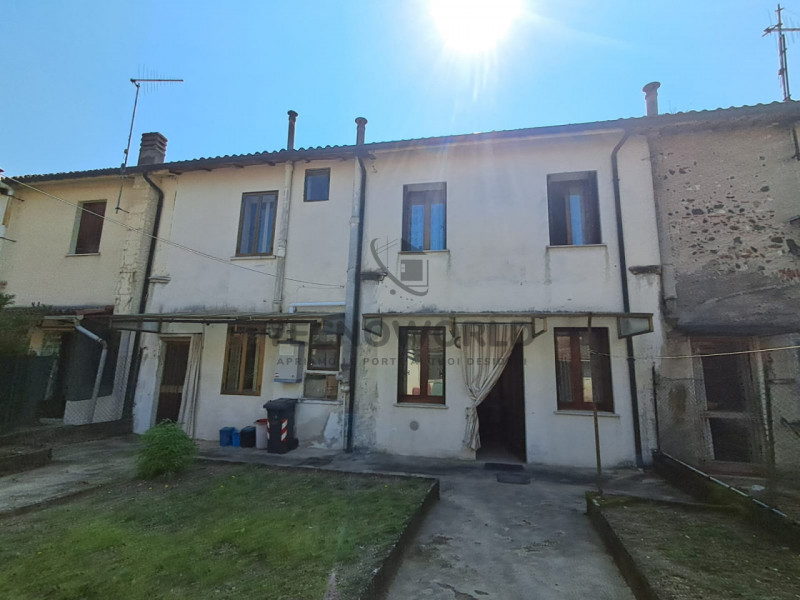 Scopri questa particolare casa a schiera centrale situata nella zona storica di San Vito di Leguz...