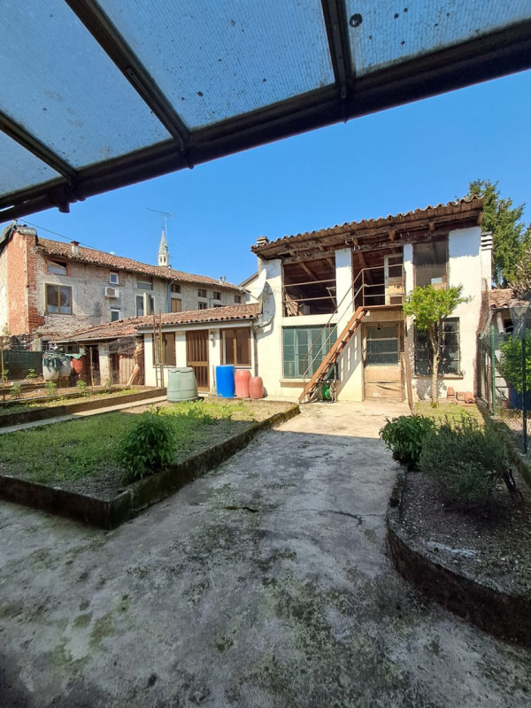 Scopri questa particolare casa a schiera centrale situata nella zona storica di San Vito di Leguz...