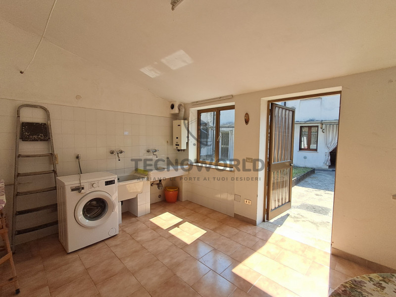 Scopri questa particolare casa a schiera centrale situata nella zona storica di San Vito di Leguz...