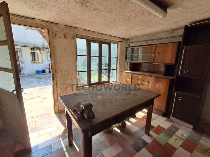 Scopri questa particolare casa a schiera centrale situata nella zona storica di San Vito di Leguz...