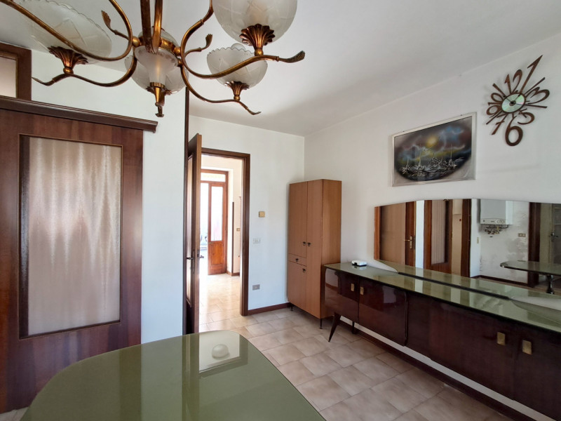 Scopri questa particolare casa a schiera centrale situata nella zona storica di San Vito di Leguz...