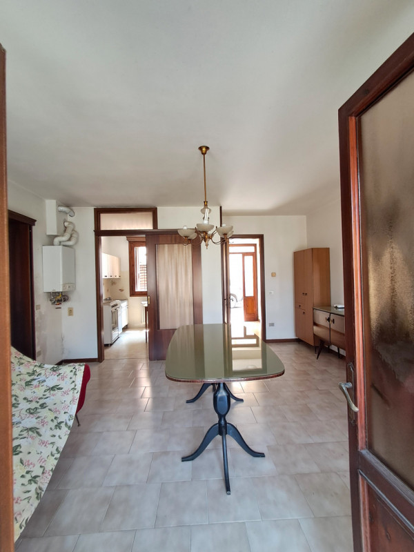 Scopri questa particolare casa a schiera centrale situata nella zona storica di San Vito di Leguz...