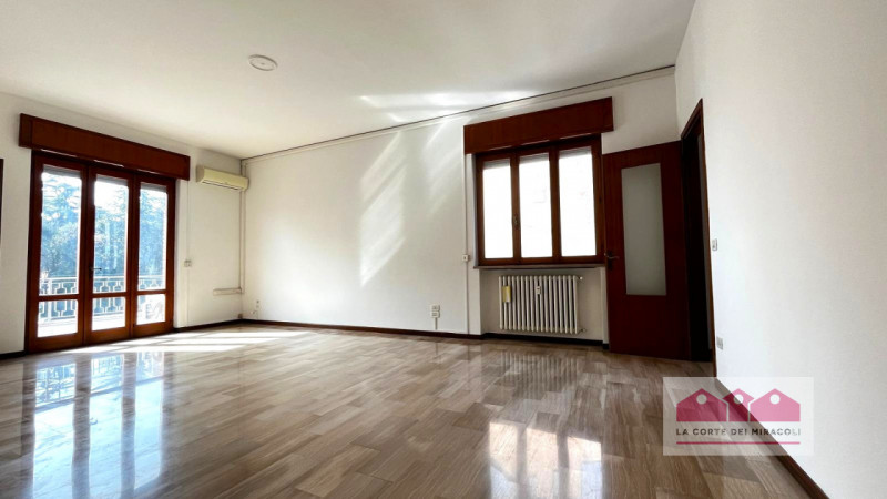 CORSO PADOVA: SECONDO PIANO CON ASCENSORE AMPIO TRICAMERE, INGRESSO, SOGGIORNO, PRANZO, CUCINA, D...